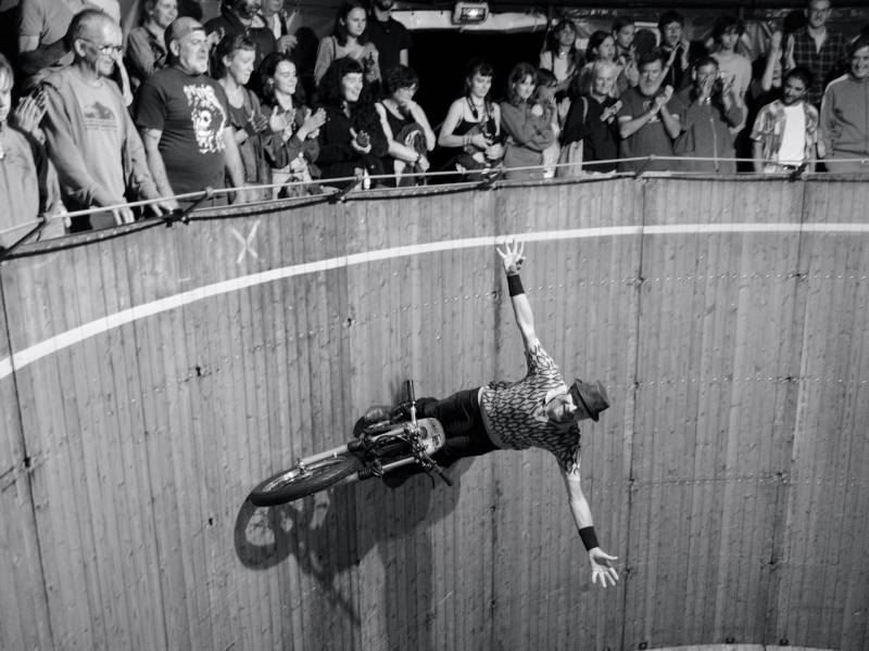 Agora Pôle National Cirque - Mortel Jus de Mortel / Compagnie La présidente a eu 19