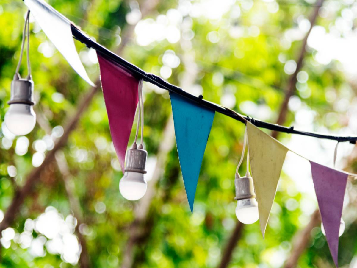 <a href=\"https://fr.freepik.com/photos-gratuite/decorations-lumieres-festives-tr