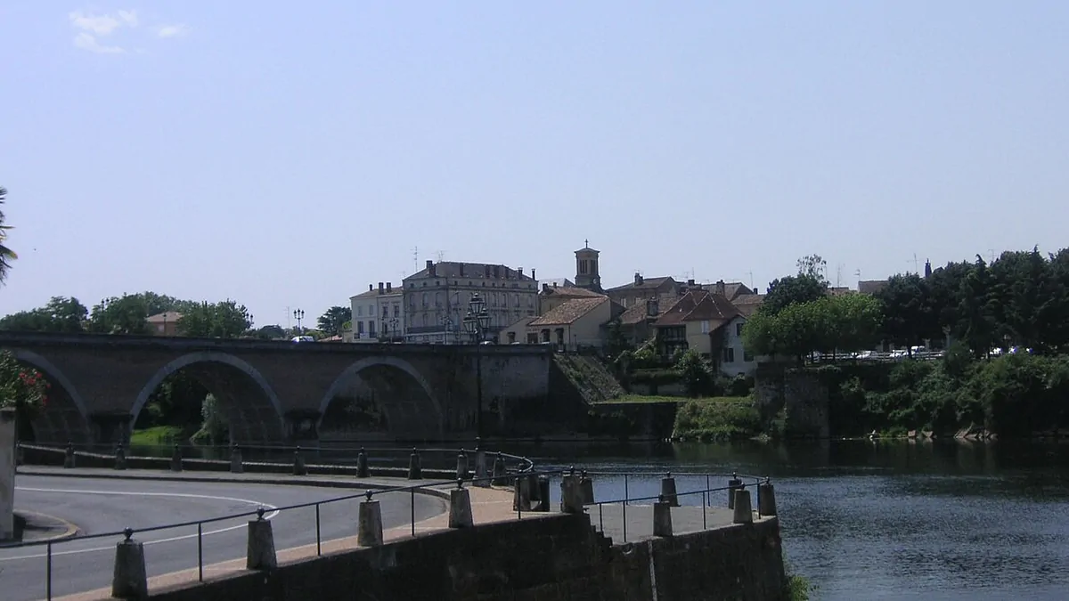 Bergerac on the banks of the Dordogne, with the bridge and the historic center.