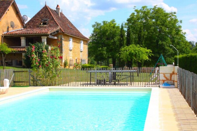 Outdoor swimming pool Les Gîtes du Breuilh