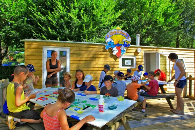 Club per bambini al Camping La Châtaigneraie in Périgord