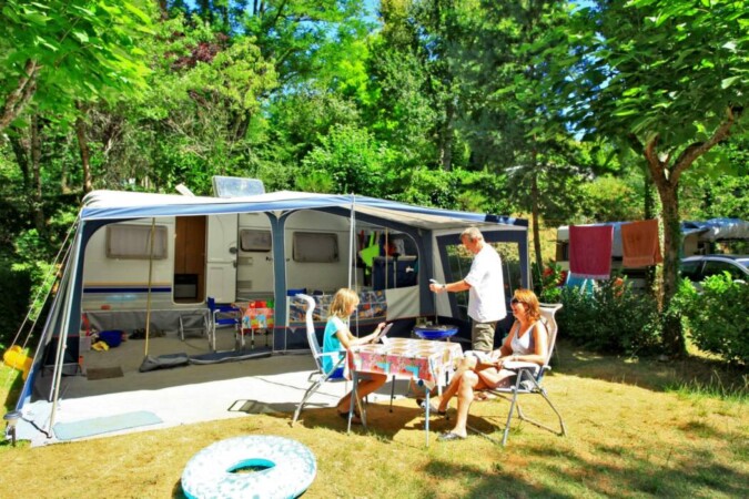 piazzole del Camping La Châtaigneraie en Périgord
