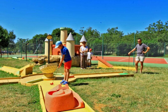 Mini golf e tennis Camping La Châtaigneraie en Périgord