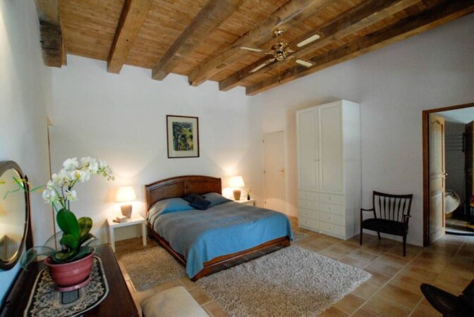 spacious gîte bedroom