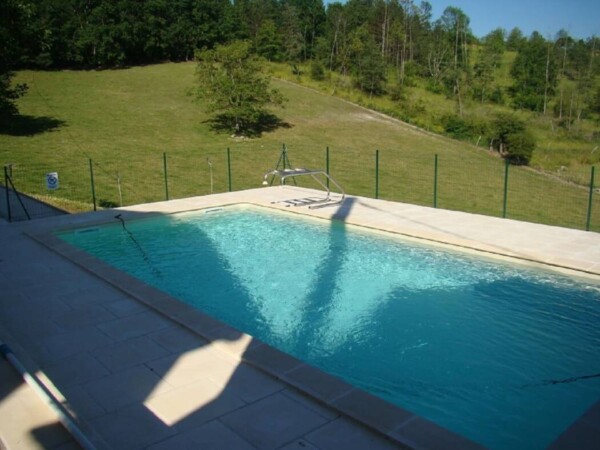 Gîte les combes piscina
