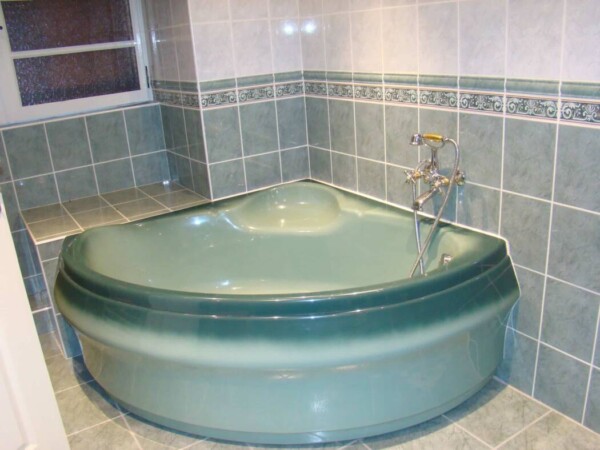 Bagno della Gîte les combes con vasca ad angolo