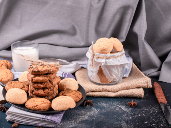 <a href=\"https://fr.freepik.com/photos-gratuite/assiette-bonbons-tasse-lait_7734