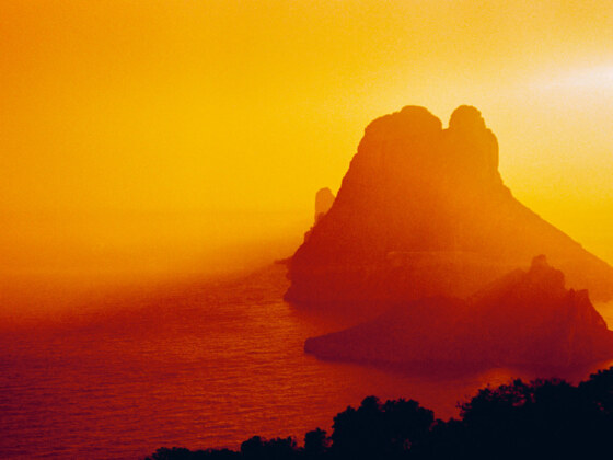Henry Roy, Es Vedrà – Orange, Ibiza, 2004, photographie couleur © Henry Roy et A
